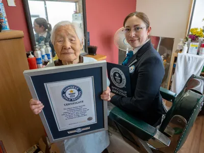 O japoneză de 108 ani, desemnată „cea mai vârstnică frizeriță din lume”. Ce dorință are? - Foto: guinnessworldrecords.com