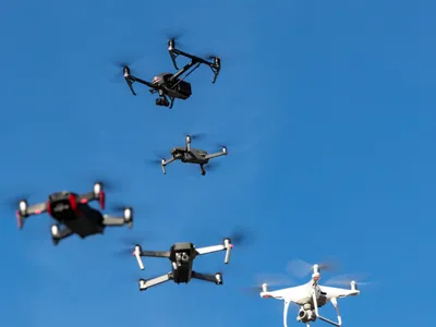 O flotă diversă de drone de toate dimensiunile și greutățile - Foto: Profimedia Images