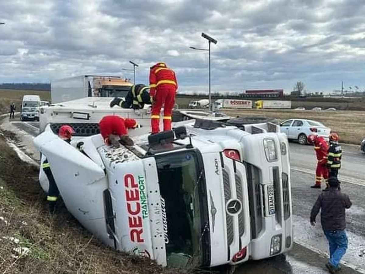 Un TIR cu mandarine s-a răsturnat la Suceava. / Foto: Info Trafic 24, Facebook