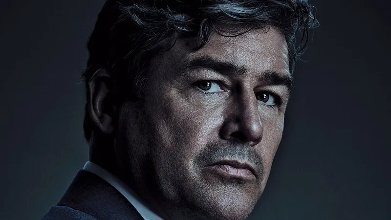 Kyle Chandler în rolul Mitch McLusky