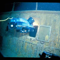 Imagine realizată în 1986 și publicată în februarie 2023. Un submersibil telecomandat studiază epava Titanicului. Foto: profimediaimages/ AFP PHOTO / Woods Hole Oceanographic Institution / HANDOUT