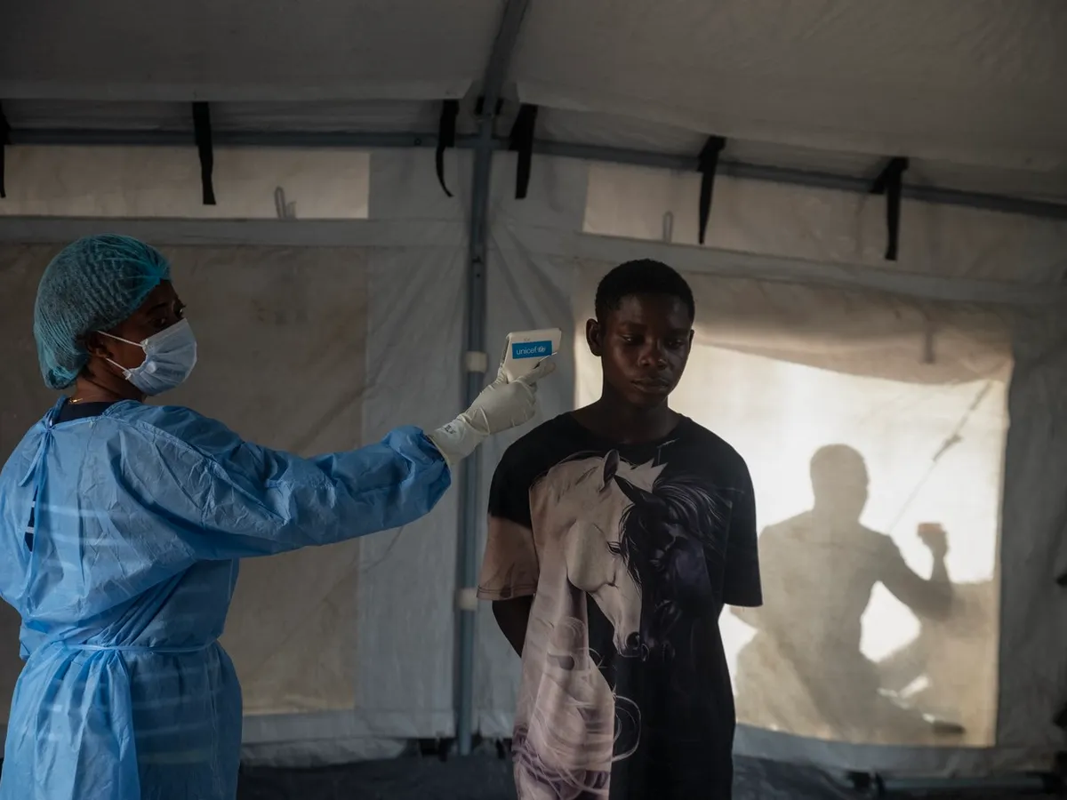 O asistentă ia temperatura unui suspect de Ebola în Congo - Foto: Profimedia Images (Imagine cu rol ilustrativ)