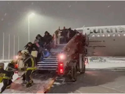 Români blocați într-un avion înzăpezit, în Munchen, timp de 4 ore. „Nu mai aveam aer” - Foto: Observator News