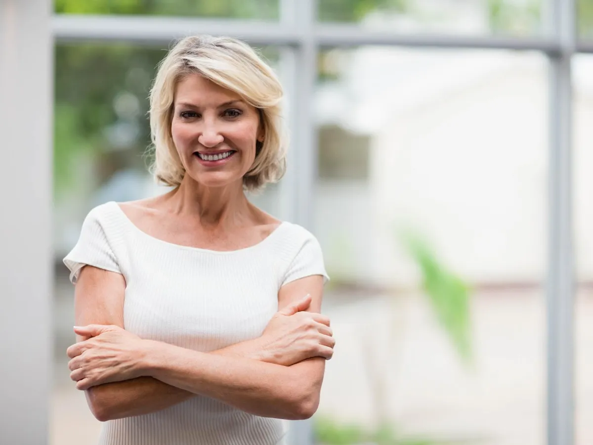 Pensionară fericită la pensie - Foto: Freepik