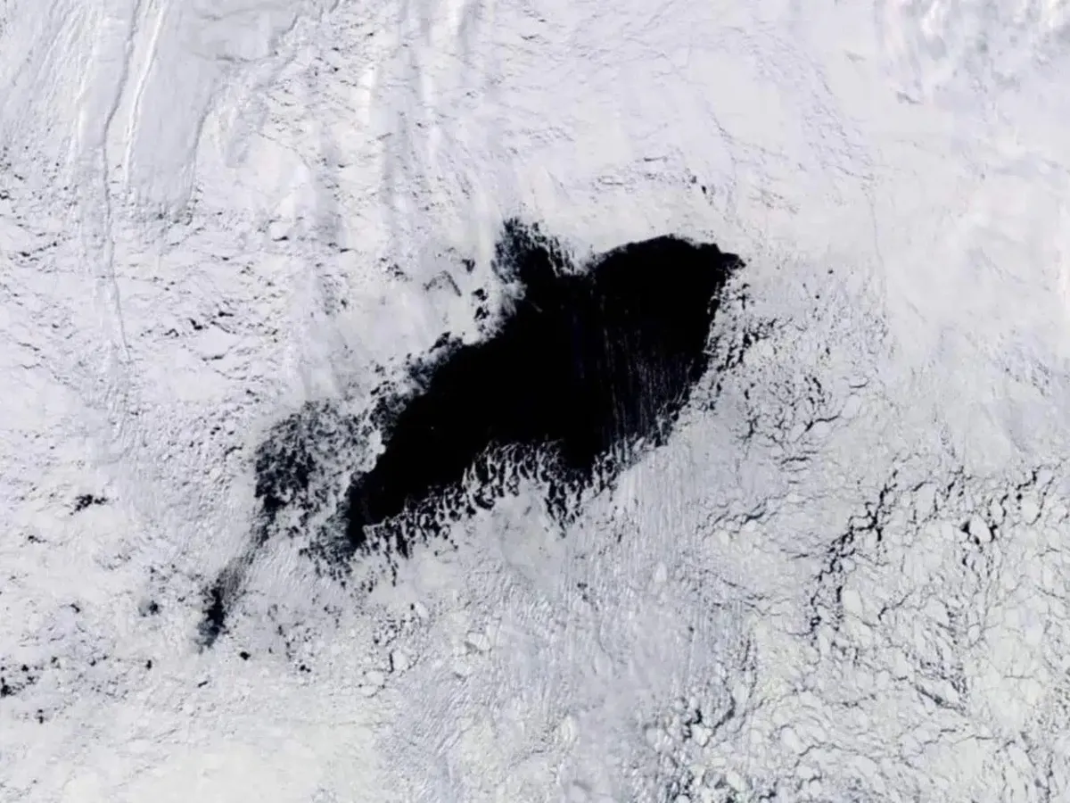 Oamenii de știință au dezlegat misterul găurii de dimensiunea Elveției apărută în Antarctica. E unic!