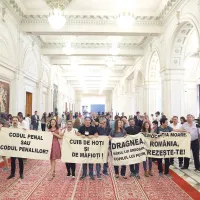 Protest al grupurilor civice în Parlament, cu o zi înainte de condamnarea lui Liviu Dragnea, în dosarul „Fraudă la DGASPC Teleorman“