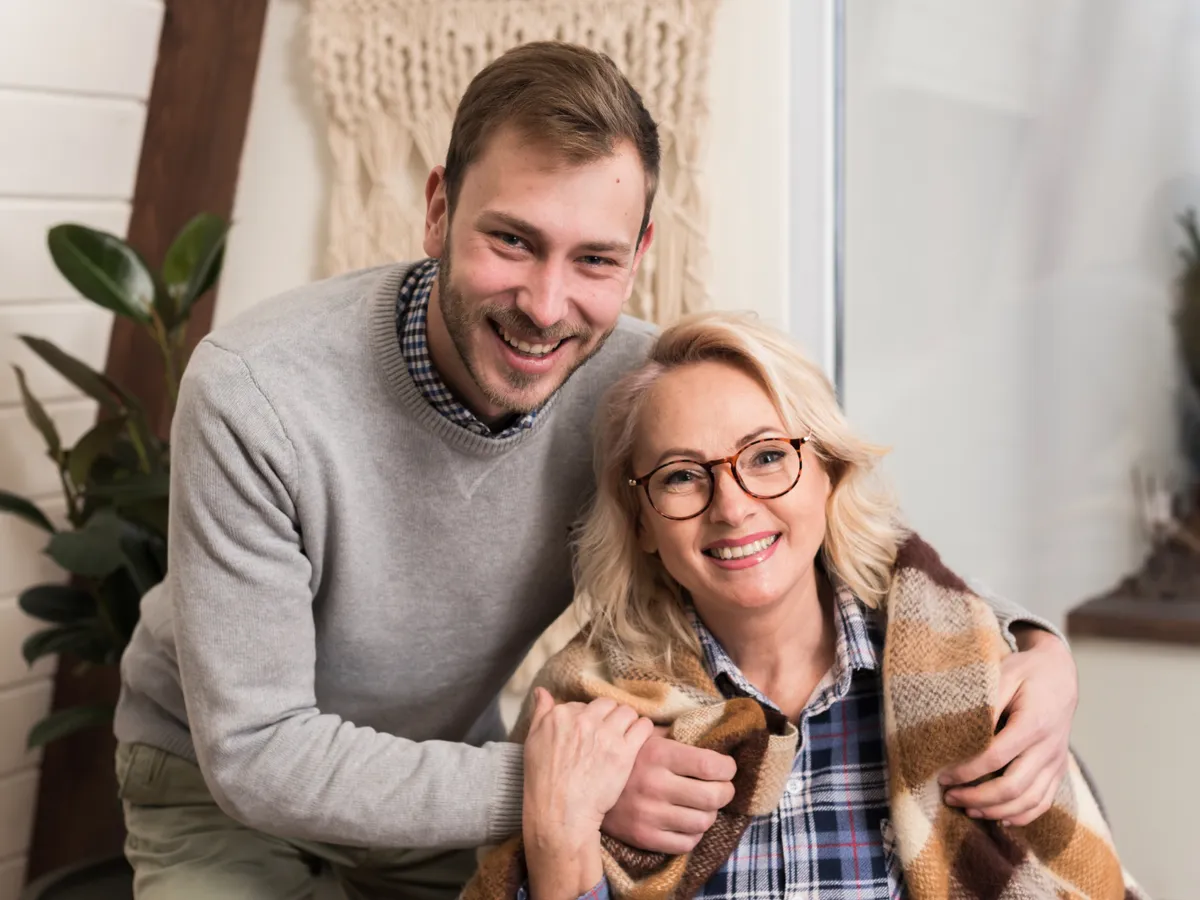 Bărbat cu mama lui - Foto: Freepik (Imagine cu rol ilustrativ)