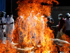 Oamenii își incinerează rudele în parcări/Foto: Reuters