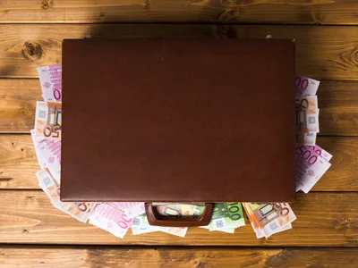 Valiză de lemn închisă - Foto: Magnific.com (Imagine cu rol ilustrativ)