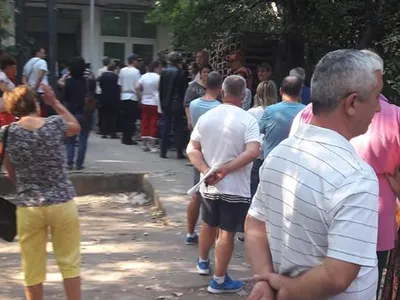 Cozi la depozitele de manuale