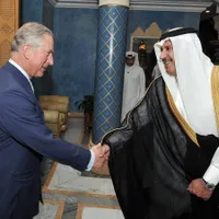 Prințul de Wales dă mâna cu prim-ministrul Qatarului, șeicul Hamad Bin Jassim al Thani, la reședința acestuia din Doha, Qatar - Foto: Profimedia Images