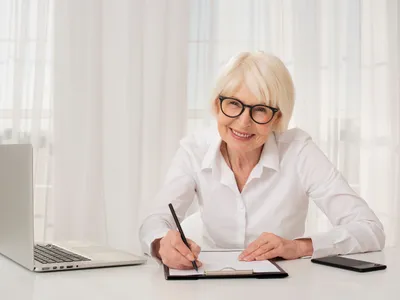 Pensionară la pensie - Foto: Freepik