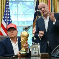 Președintele SUA, Donald Trump, alături de președintele FIFA, Gianni Infantino cu trofeul Cupei Mondiale în Biroul Oval al Casei Albe din Washington, DC, pe 22 august 2025 Foto: profimediaimages.ro