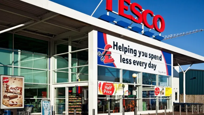 Lanțul de magazine Tesco a lansat un afiș în limba română despre repercusiunile furtului/FOTO: which.co.uk