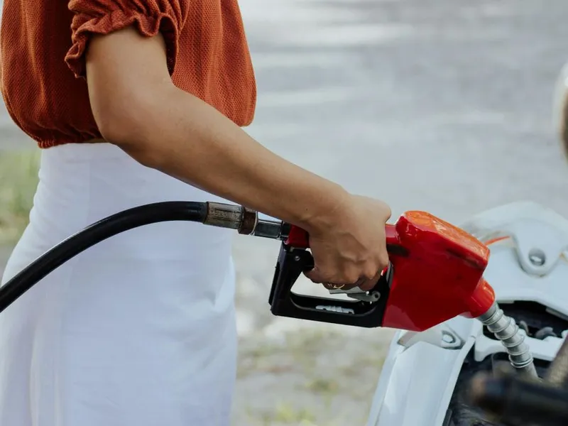 Benzina s-a scumpit cu 10% pentru Guvernul a mărit acciza - Foto: Pexels/cottonbro studio