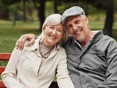 Pensionari în parc - Foto: Freepik