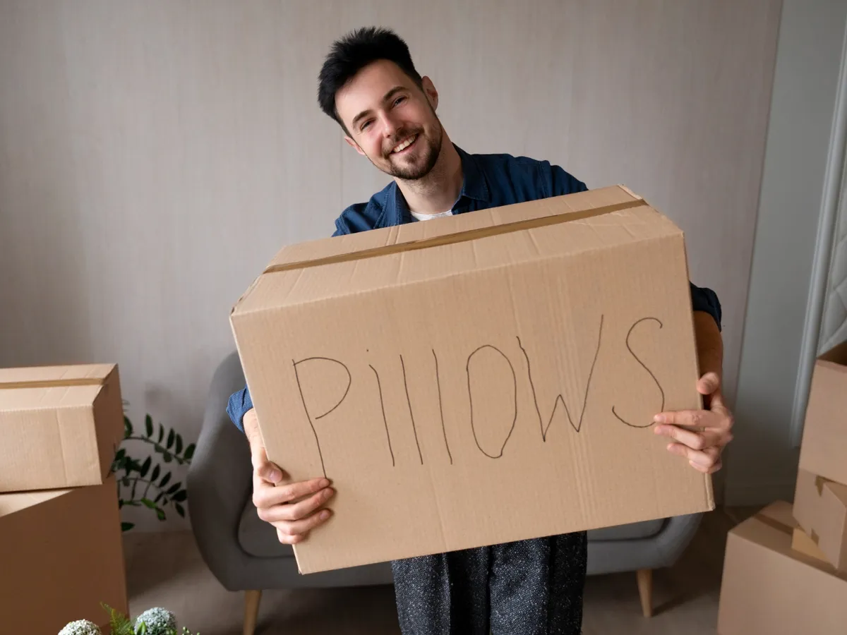 Bărbat care are o cutie cu pături - Foto: Freepik (Imagine cu rol ilustrativ)