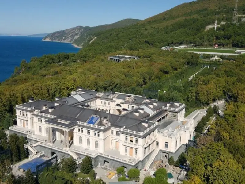 VIDEO Cum arată palatul secret al lui Putin de la Marea neagră? Are 18.000 mp, piscină și coafor foto: palace.navalny.co