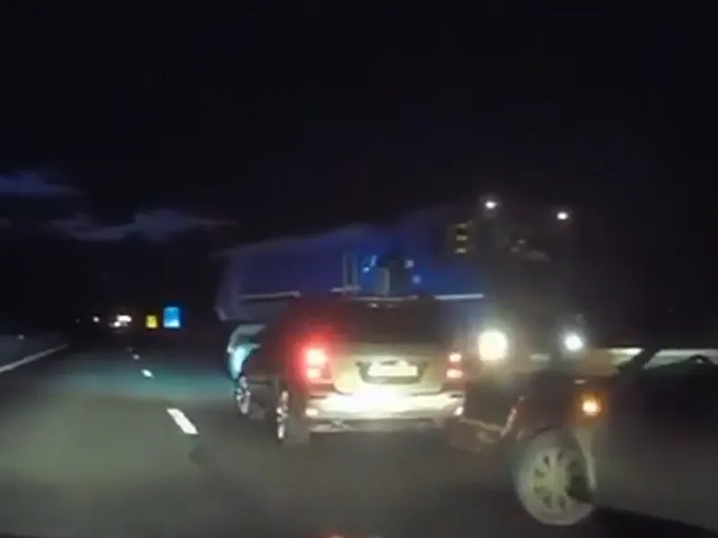 Manevră „kamikaze”, pe A2: O basculantă a întors din 3 bucăți și a luat-o pe constrasens. / Foto: captură video