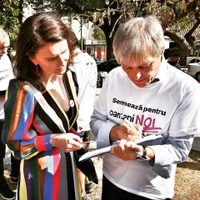 Oana Bogdan, alături de Dacian Cioloș.