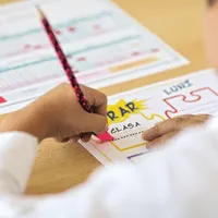 Elevii din „Top 3” la clasă primesc premii. Sunt evidențiați de diriginte. Se pot implica sponsorii / Inquam