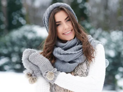 Femeie în iarnă - Foto: Freepik