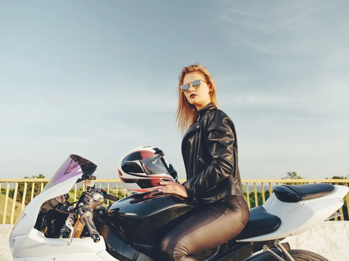 De ce motocicliștii își întind piciorul când depășesc în trafic? Gestul pe care nu mulți îl înțeleg - Foto: Freepik (rol ilustrativ)