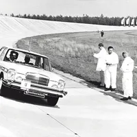 „e-car“, prima mașină  controlată electronic din 1968, rulează pe Contidrom. Cablul de ghidaj se observă între roți, pe drum