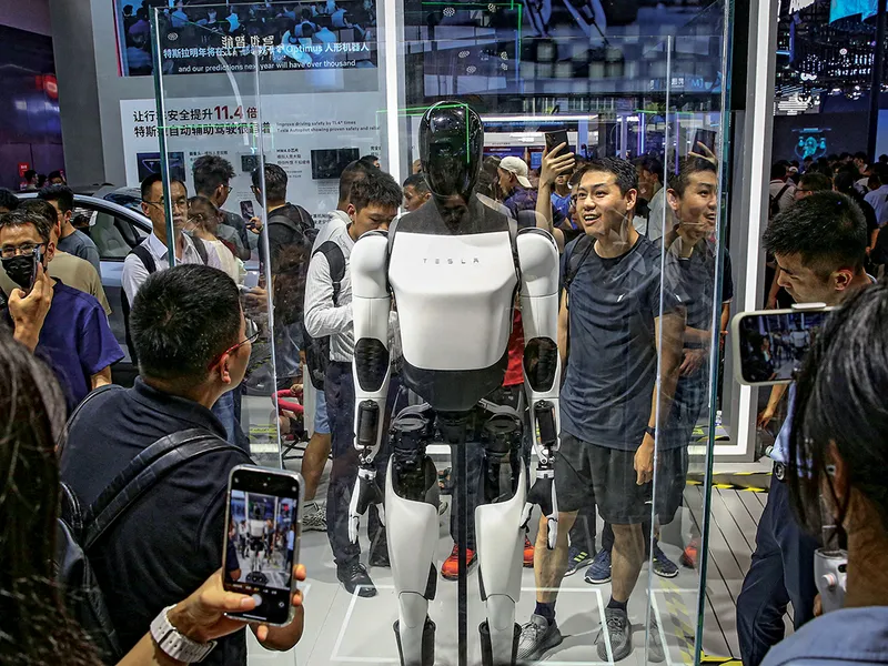 LUMI ALE POSIBILITĂȚILOR Robotul umanoid Optimus al Tesla este controlat de la distanță de oameni