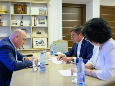 Ilie Bolojan, în vizită la CJ Iași - Foto: Facebook/ Costel Alexe