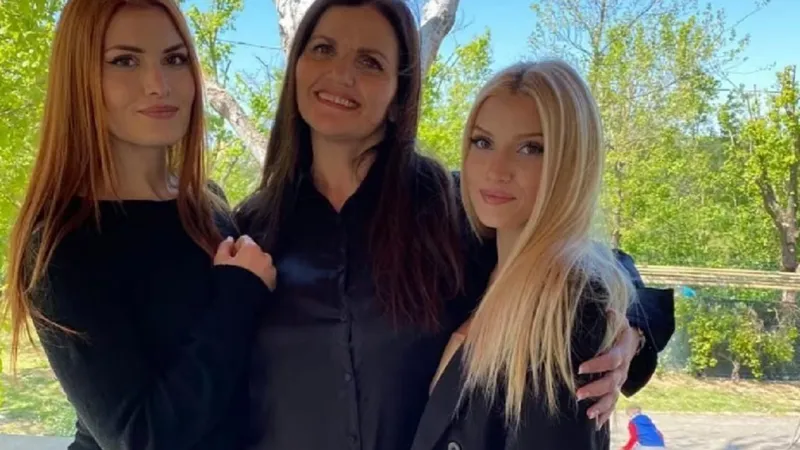 Paula împreună cu mama și sora sa