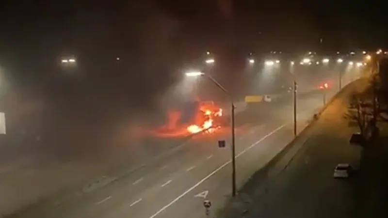 Lupte în miez de noapte între forțele ucrainene și invadatorii ruși, pe un bulevard din Kiev. / Foto: 24newsrecorder.com