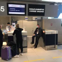 Pasagerii sunt preluați de la check-in și duși cu autoturisme într-o parcare, unde sunt testați. Foto Petrică Răchită
