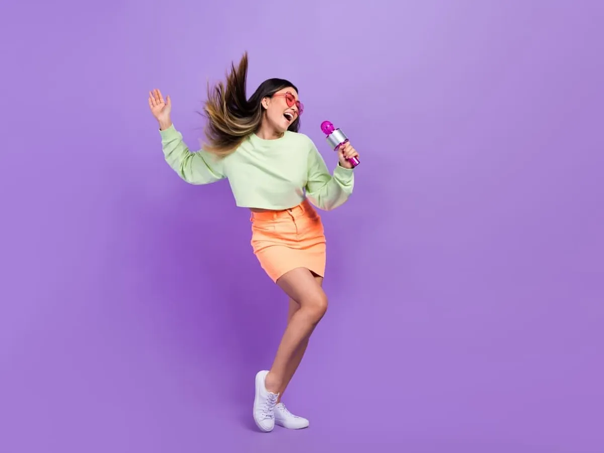 Cum să porți hanoracul cu fusta? 5 idei de ținute creative - Foto: Shutterstock
