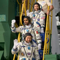Jessica Meir de la NASA (sus), Hazzaa Ali Almansoori din Emiratele Arabe Unite și Oleg Skripochka de la Roscosmos, pe 25 septembrie 2019, înaintea decolării către Stația Spațială Internațională Foto: Gettyimages