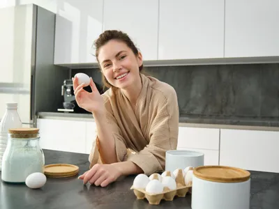 Femeie care ține un ou în mână - Foto: Freepik (Imagine cu rol ilustrativ)