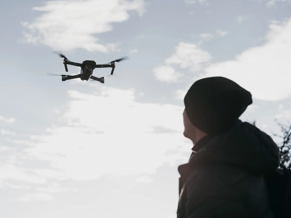 Persoană cu dronă - Foto: Magnific.com (Imagine cu rol ilustrativ)