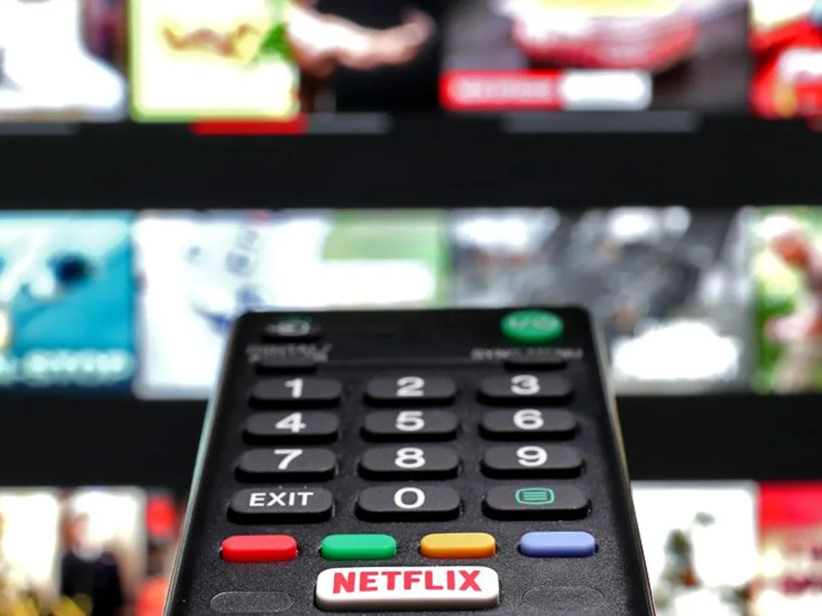 Supărați că nu mai au la ce să se uite la TV,  abonaţii ruşi dau în judecată Netflix. / Foto: bbc.com