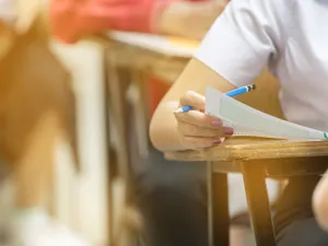 Zeci de elevi se pregătesc pentru noua sesiune a examenului de Bacalaureat. Când începe sesiunea? - Foto: Freepik