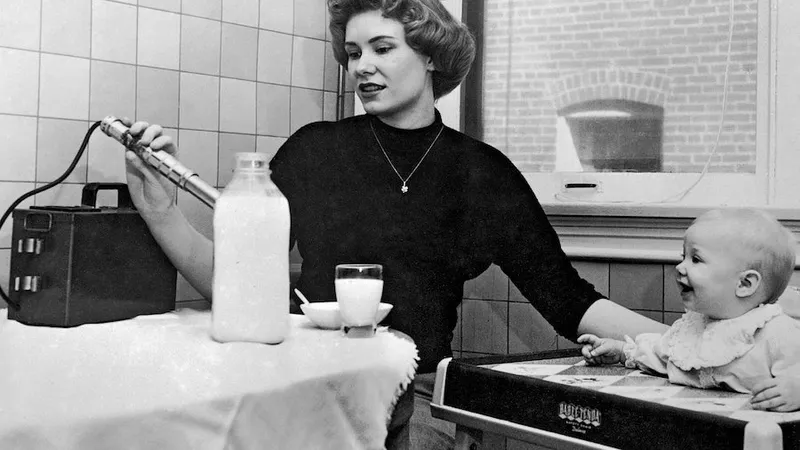 Teama de contaminarea cu radiații a determinat o mamă să testeze laptele administrat copilului ei, în 1960