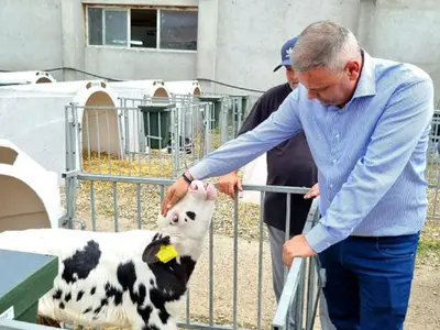 România, gest fără precedent. Cere demisia comisarului European pentru Agricultură. Care e motivul? - Foto: Facebook