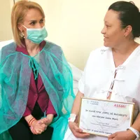 Gabriela Firea s-a fotografiat cu prima mamă care a născut un copil după ce a fost beneficiara unui tratament de fertilizare in vitro, sponsorizat de Primăria Capitalei, în valoare de 3.500 de euro. Sursa foto: Facebook Gabriela Firea