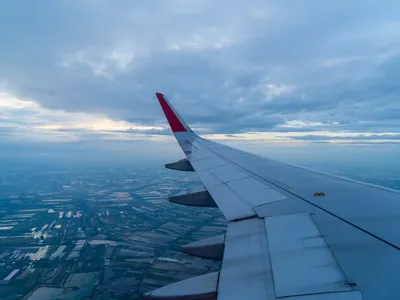 Aripă de avion în aer - Foto: Freepik (rol ilistrativ)