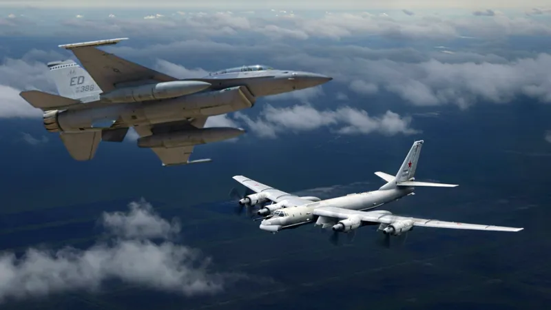 Două bombardiere nucleare Tu-95MS, flancate de avioanele Su-30, interceptate de un F-16 lângă Alaska - Foto: Profimedia images - Caracter ilustrativ
