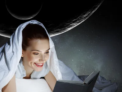 Fată citind horoscop pe noiembrie - Foto: Freepik