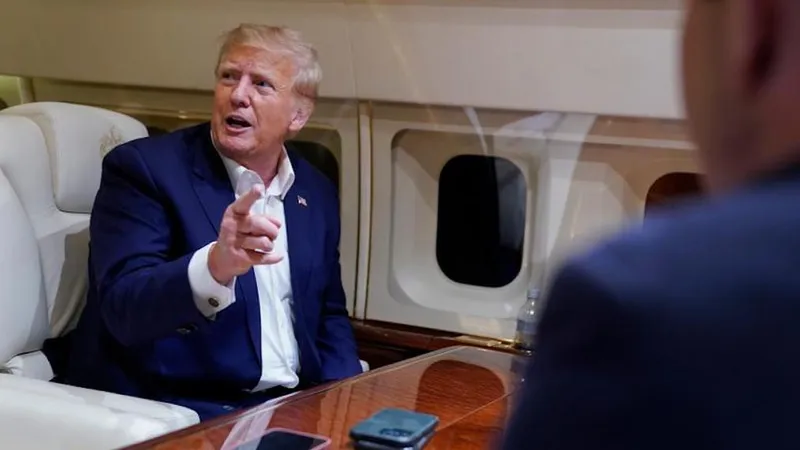 Donald Trump va călători luni de la Miami la New York pentru a se prezenta marţi după-amiază în faţa judecătorului - Foto: Profimedia Images