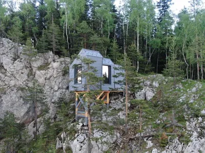 Două refugii montane panoramice au fost amplasate în premieră în România în Parcul Naţional Cheile Bicazului-Hăşmaş - Foto: Salvamont Harghita