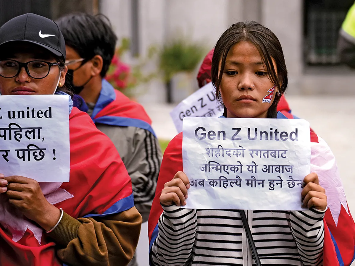 CERERI ÎN CURS Protestatari cu pancarte pe care scrie „Generația Z unită“, la o demonstrație din octombrie în Kathmandu, cerând responsabilitate pentru gestionarea revoltei din luna precedentă