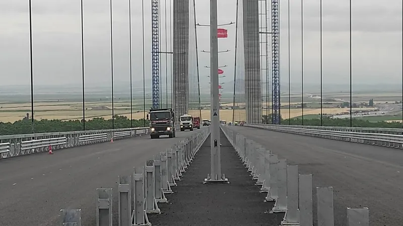 Autoritățile se laudă pe toate canalele că „Golden Gate”-ul din Brăila, podul de 500 de milioane de euro peste Dunăre, este aproape gata și au început testele de rezistență - Foto: Facebook/Directia Regionala de Drumuri si Poduri Buzau