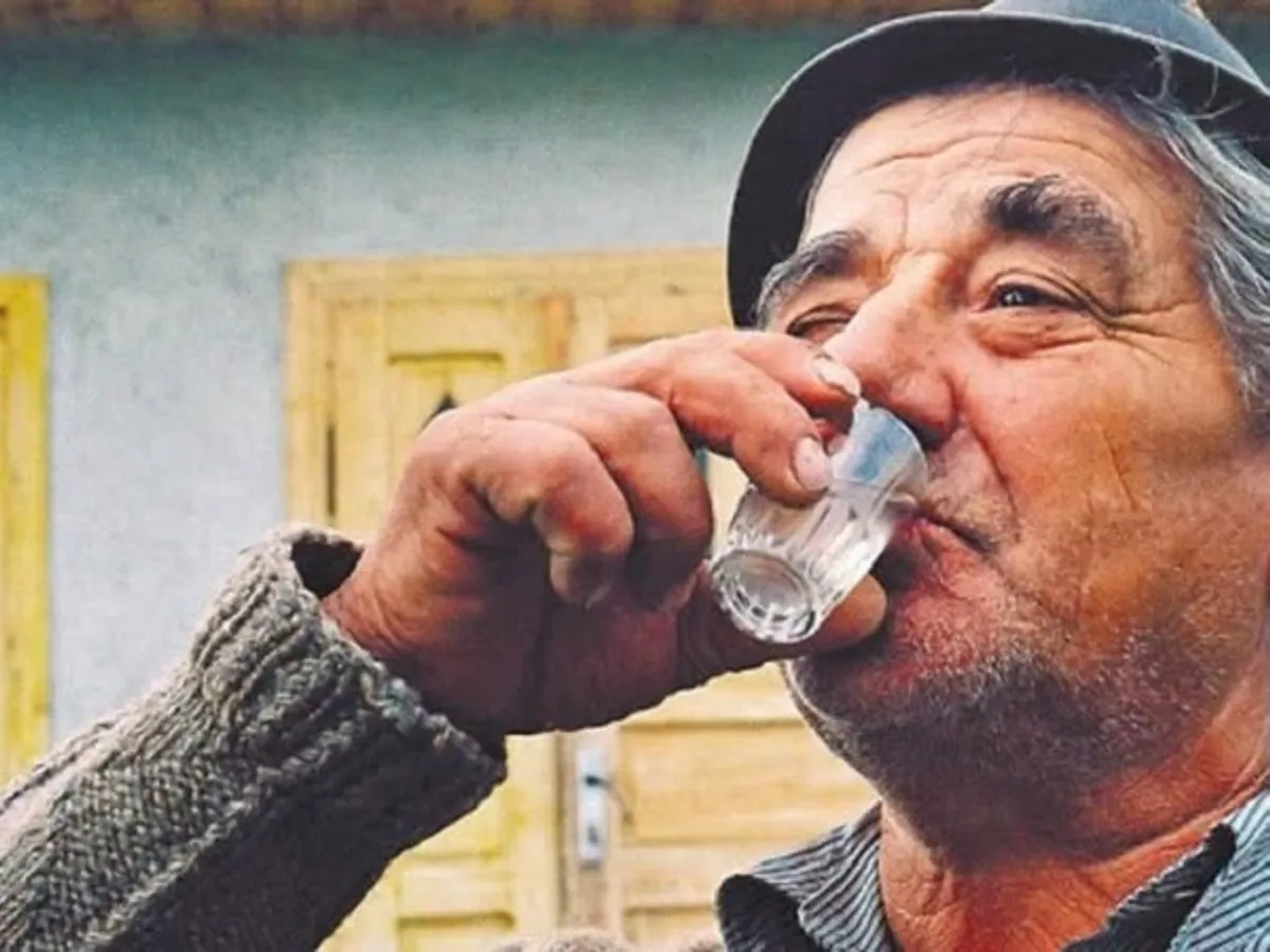 Bărbat bea țuică